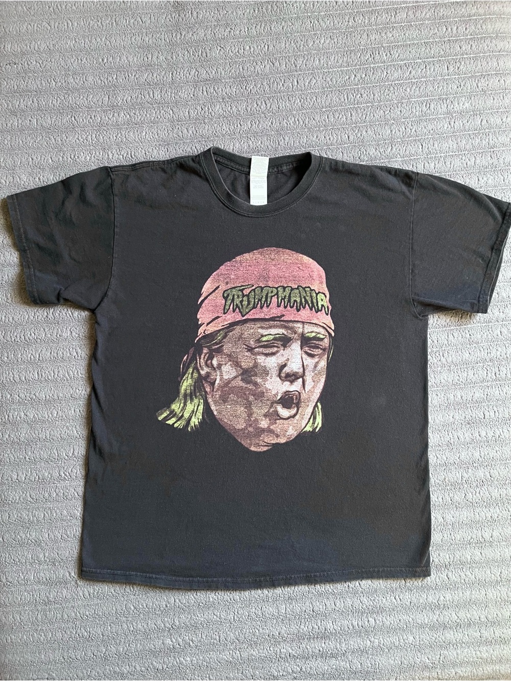 Trumpmania WWE Hulk Hogan Mens Y2K Vintage Large Graphic Tshirt Black Faded